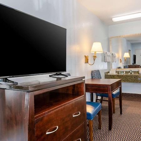 Quality Inn Sarasota North Near Lido Key Beach Exterior foto